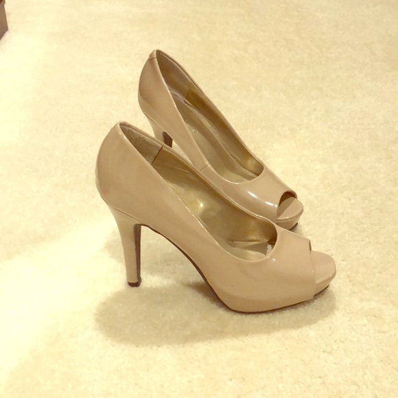 Nine & Co. Shoes - Beige patent leather peep toe pumps